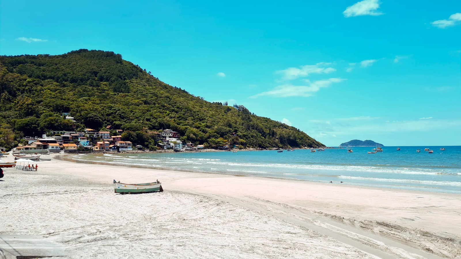 Vista lateral da praia